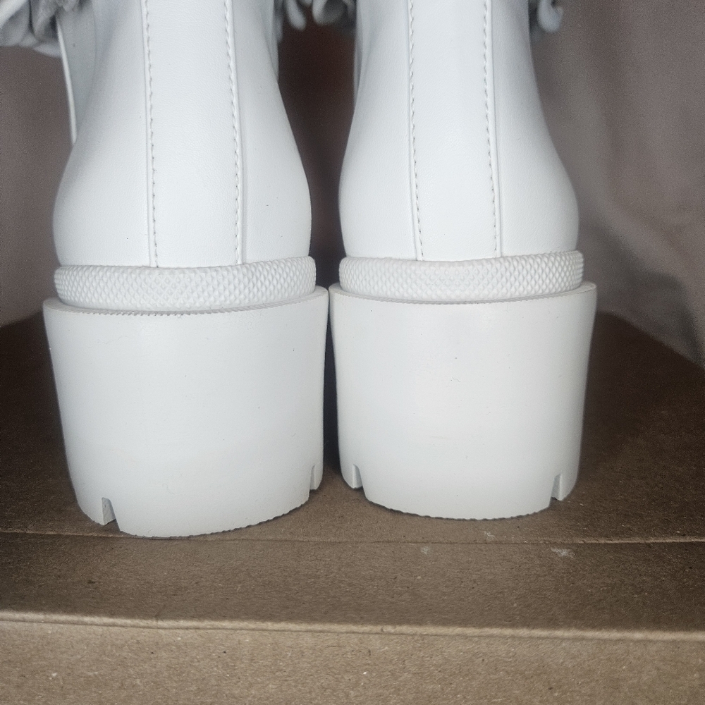 Steve Madden Amulet Chain Bootie Lug Heel White Sz 9 NWT Retail $130 - Picture 9 of 14